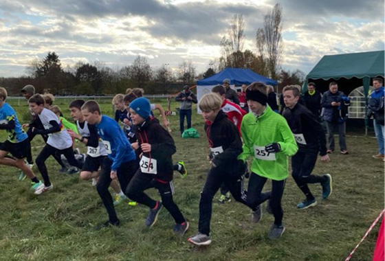 Start frei für die 1500-Meter-Runde, die die Jungen nicht nur durch hohes Gras, sondern auch über zahlreiche Hindernisse führt. Foto: Stavenow